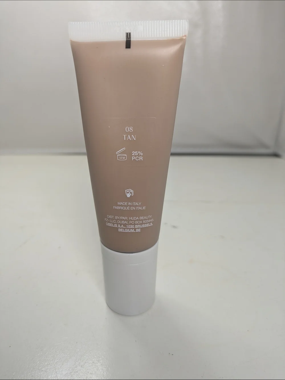 HUDA BEAUTY lightweight tinted